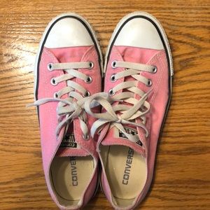 Women’s pink converse